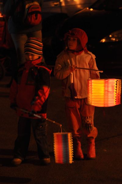 Dvacáté výročí sametové revoluce si v Kopřivnici připomněli nejen pamětníci, ale také řada dětí. Průvod lidí s lampiony a svíčkami prošel městem od náměstí ke kulturnímu domu. 
FOTO: D. MACHÁČEK
