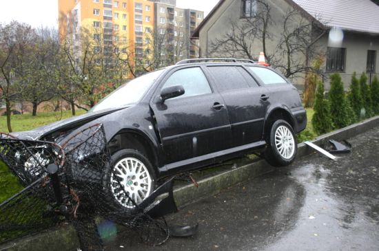 Dvaadvacetiletý řidič jedoucí od Štramberka nepřizpůsobil rychlost svého vozu stavu vozovky a nedaleko potravin U Labutě vyjel mimo komunikaci, kde zničil plot v délce šestnácti metrů.
FOTO: ARCHIV PČR
