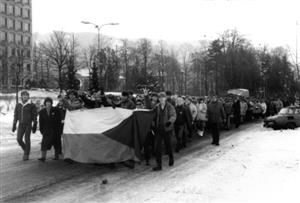 Studenti kopřivnické střední průmyslové školy přicházejí 27. listopadu 1989 podpořit generální stávku do centra města. Revoluční události v Kopřivnici začaly asi o týden dřív.
FOTO: ARCHIV TATROVÁK