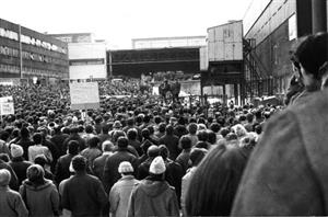 Například konec vlády jedné strany žádaly transparenty při generální stávce v Tatře. Zúčastnily se jí tisíce tehdejších zaměstnanců státního podniku.
FOTO: ROSTISLAV KAHÁNEK
