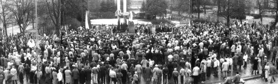 Znovuodhalení pomníku T. G. M. na náměstí v Kopřivnici bylo symbolickou tečkou za změnou poměrů ve městě. Došlo k němu 4. března 1990 za velkého zájmu veřejnosti.
FOTO: ARCHIV TATROVÁK
