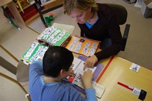 Klienti Dětského centra s autistickou poruchou se už delší dobu učí komunikovat za pomoci obrázků, které si připravují samy učitelky. Na rozšiřování výuky však chybí učebnice.
FOTO: DANA HOĎÁKOVÁ
