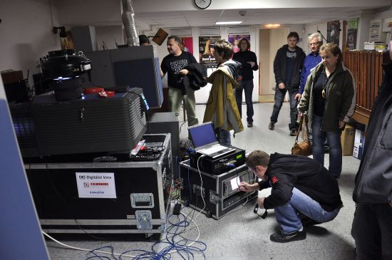 Speciální digitální projektor, který byl minulou středu na den nainstalován v promítací kabině kina Puls, zde zatím nezůstal. O jeho případném nákupu budou rozhodovat zastupitelé.
FOTO: DAVID MACHÁČEK
