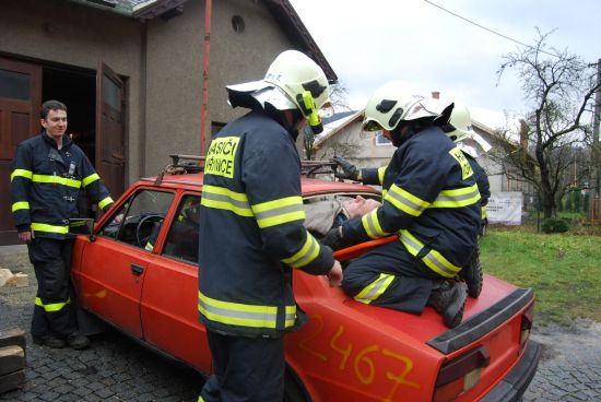 Kopřivničtí dobrovolní hasiči se pod dohledem profesionálních hasičů z Nového Jičína procvičovali ve vyprošťování zraněných osob z havarovaných vozidel. 
FOTO: DANA HOĎÁKOVÁ
