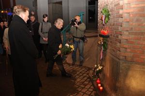 17. listopadu si lidé oběti komunismu připomněli také krátkým pietním setkáním u pamětní desky na budově bývalé radnice.
FOTO: DAVID MACHÁČEK
