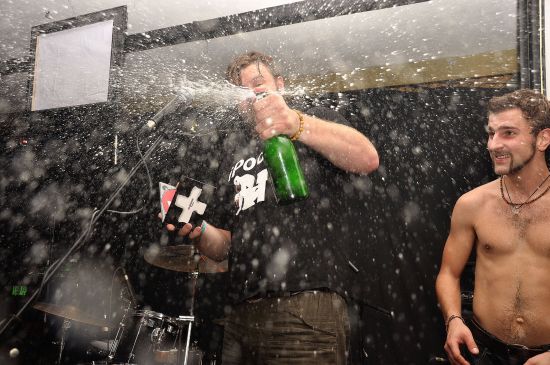 Tomáš Neuwerth křtí šampaňským nové CD kopřivnické kapely Ema Camelia. Albu Krakatoa pomáhal na svět i při jeho natáčení ve studiu.
FOTO: DAVID MACHÁČEK
