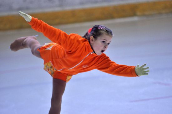 Závodnice FSC Kopřivnice Kristýna Šnyrychová se při domácí Malé ceně pečlivě rozcvičovala na volnou jízdu, s níž mezi nováčky obsadila slušné 10. místo.
FOTO: DAVID MACHÁČEK
