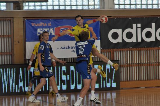 Kopřivnickému Petru Kichnerovi se na pravé spojce po dlouhé době konečně dařilo. Lovosicím nastřílel šest branek a jeho tým vyhrál 29:24.
FOTO: DAVID MACHÁČEK
