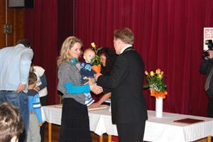 Velký sál Kulturního domu ve Vlčovicích byl jedním z míst, kde starosta Josef Jalůvka vítal nové občánky města.
FOTO: DANA HOĎÁKOVÁ
