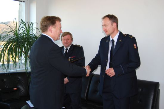 Starosta Josef Jalůvka popřál Tomáši Melčákovi v nové funkci velitele místní jednotky Sboru dobrovolných hasičů mnoho úspěchů a Milanu Mikuškovi poděkoval za dosavadní práci.
FOTO: D. HOĎÁKOVÁ
