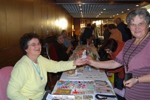 Téměř pět set lidí zavítalo do Pomněnky v kopřivnickém kulturním domě, aby si prohlédli a případně zakoupili výrobky, které zhotovili senioři z Kopřivnice i okolí. 
FOTO: DANA HOĎÁKOVÁ
