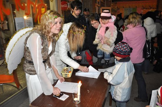 Andělská pošta byla při letošním mikulášském odpoledni před kulturním domem řadě účastníků skryta.
FOTO: DAVID MACHÁČEK
