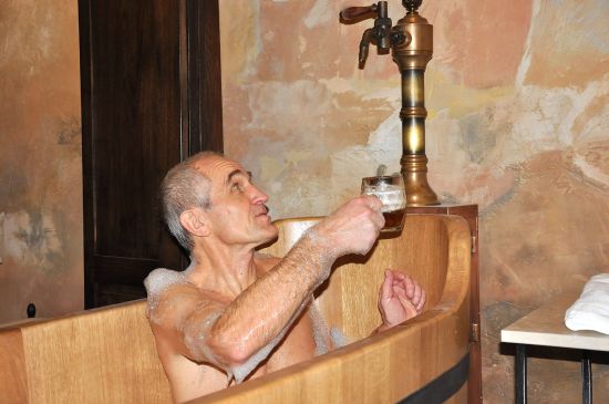 Štramberský místostarosta Pavel Podolský byl jedním z prvních lidí, kteří si vyzkoušeli nově otevřené Lašské pivní kúpele na tamním náměstí.
FOTO: DAVID MACHÁČEK
