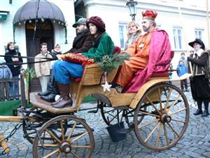 Josef Hrček v roli markraběte Jana Jindřicha Lucemburského přijíždí na náměstí ve Štramberku, kde se zúčastnil vyvrcholení oslav 650. výročí založení města. 
FOTO: I. MAZALOVÁ
