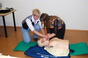 Pracovníci úřadu si za dohledu zdravotní sestry Pavly Musilové vyzkoušeli na figuríně, jak správně provádět masáž srdce. 
FOTO: DANA HOĎÁKOVÁ
