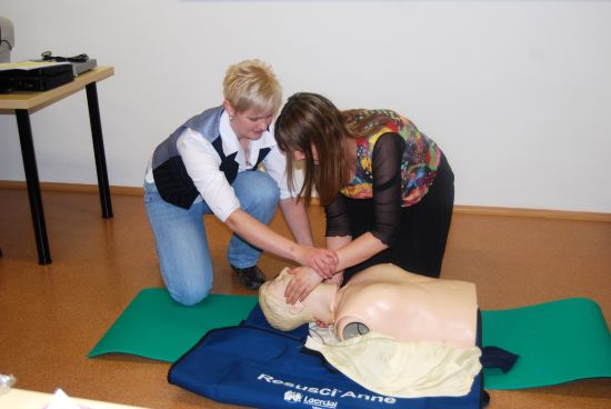 Pracovníci úřadu si za dohledu zdravotní sestry Pavly Musilové vyzkoušeli na figuríně, jak správně provádět masáž srdce. 
FOTO: DANA HOĎÁKOVÁ
