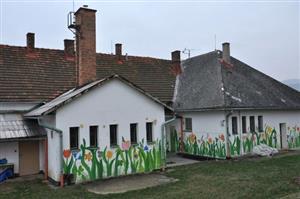 Chátrající budova Základní školy v Mniší by se v případě úspěchu při hodnocení žádostí stala příjemcem jedné z nejvyšších dotací. Oprava by mohla stát až 30 milionů.      
FOTO: D. MACHÁČEK
