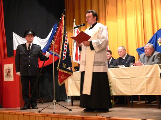 K slavnostnímu rázu výroční schůze Sboru dobrovolných hasičů v Kateřinicích přispělo vysvěcení praporu petřvaldským farářem.
FOTO: ILONA MAZALOVÁ
