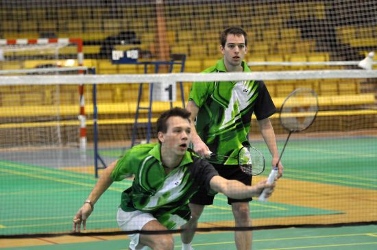Badmintonista Jakub Bitman (vpravo) vybojoval na VC Kopřivnice vítězství v singlu, ve čtyřhře ovšem spolu s Drančákem nestačili na česko-indonéský pár Provazník-Okvana.
FOTO: DAVID MACHÁČEK
