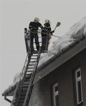 Sněhová kalamita zaměstnávala nejen Slumeko, ale i hasiče jak o minulém víkendu, tak i na začátku tohoto týdne.
FOTO: DAVID MACHÁČEK

