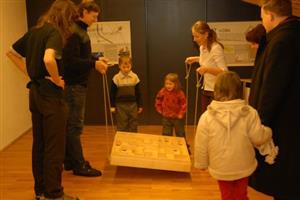 Bludiště s kuličkou je jedním z atraktivních exponátů právě probíhající výstavy Komunikujeme v Šustalově vile.
FOTO: DAVID MACHÁČEK
