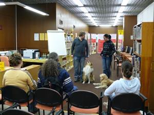 V čítárně městské knihovny zahájili výstavu o canisterapii členové zlínského občanského sdružení, kteří se svými psy ukázali postupy canisterapie v praxi. 
FOTO: PAVEL SCHENK
