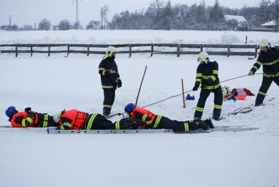 Hasiči si na zamrzlém rybníce na Pasekách v rámci taktického cvičení zkoušeli techniky záchrany osob.
FOTO: DANA HOĎÁKOVÁ
