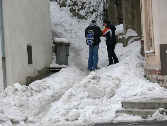 Díky sněhové nadílce jsou každoročně některé uličky ve Štramberku přístupné pouze pěším. Z hlavní komunikace se sníh odváží na centrální parkoviště.
FOTO: ILONA MAZALOVÁ
