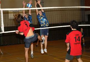 Juniorský volejbalový tým Kopřivnice vybojoval na tradičním lednovém domácím turnaji druhou příčku. 
FOTO: DAVID MACHÁČEK
