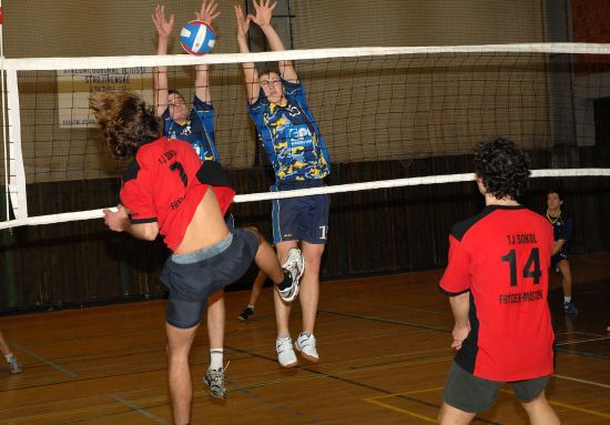 Juniorský volejbalový tým Kopřivnice vybojoval na tradičním lednovém domácím turnaji druhou příčku. 
FOTO: DAVID MACHÁČEK
