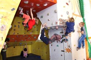 Na cvičné stěně se před výkonem rozcvičovali i ti nejmenší lezci, kteří se zúčastnili šestého ročníku Příborského pavuka.
FOTO: ILONA MAZALOVÁ
