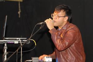 Americký hudebník a producent Raj Haldar představil minulou sobotu v Noře svůj projekt Lushlife. Směs hip-hopu, jazzu a dalších stylů působila osvěžujícím dojmem.
FOTO: DAVID MACHÁČEK
