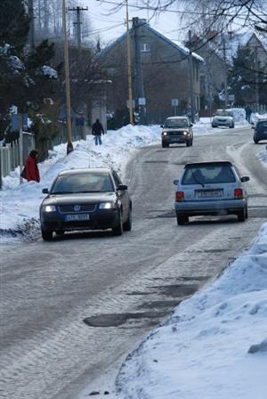 Rozbitá silnice na ulici Štramberské je nejnákladnější v zásobníku investičních akcí. Náklady na její rekonstrukci jsou odhadovány zhruba na 125 milionů korun.
FOTO: DAVID MACHÁČEK