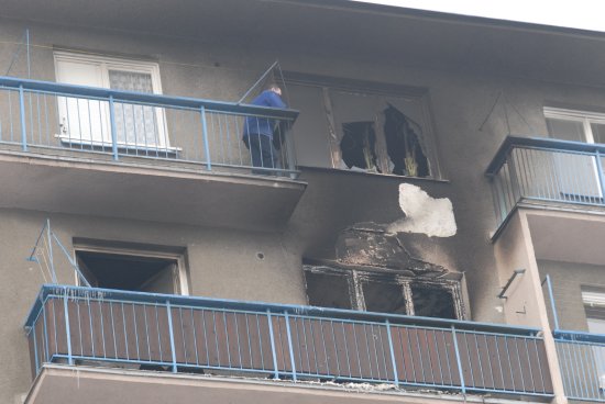 Poškozená okna dvou bytů v panelovém domě na ulici Dukelské. Oheň vypukl uprostřed noci v šestém patře sedmipodlažního domu.
FOTO: DAVID MACHÁČEK
