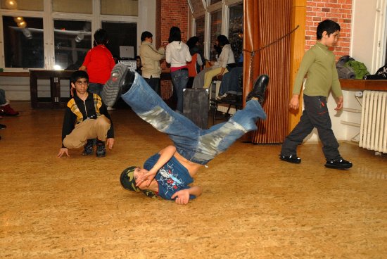 Klienti Klubu Kamarád se baví prvky street dance v rámci zábavy, kterou vyvrcholil prázdninový program.
FOTO: DAVID MACHÁČEK
