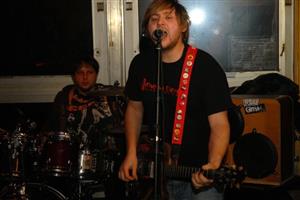 Opavská kapela Social Party (na snímku) koncertovala minulou sobotu v kopřivnickém klubu Nora. Společně s bíloveckou skupinou Illegal Illusion.
FOTO: DAVID MACHÁČEK
