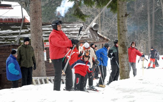 Letošní zimní sezona na Červeném kameni bude patřit k těm vydařenějším. Podle znalců místních poměrů letos dokonce padl letitý rekord v počtu najednou lyžujících lidí.
FOTO: DAVID MACHÁČEK
