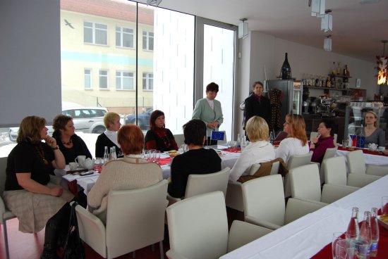 V minulém týdnu se uskutečnila tisková konference, na níž byli vedoucí učitelky mateřských škol a zástupci města seznámeni, jak probíhá rekonstrukce dvou školních zahrad 
FOTO: DANA HOĎÁKOVÁ
