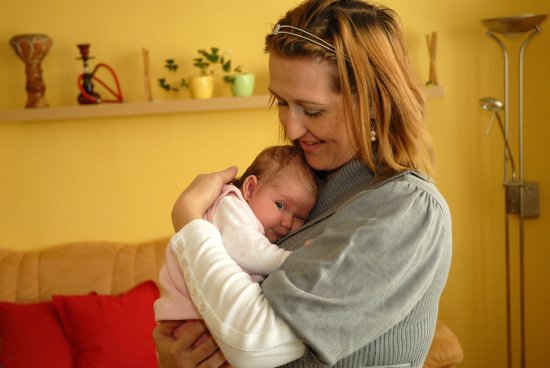 Gabriela Sobková s dcerou Karolínou. Ta je prvním letošním kopřivnickým miminkem.
FOTO: DAVID MACHÁČEK
