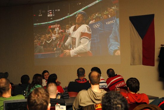 Fanoušci českého olympijského týmu sledují v jedné z kopřivnických restaurací přímý přenos utkání z Vancouveru. Kromě projekcí jim majitelé podniků připravili řadu dalších nabídek.
FOTO: DAVID MACHÁČEK
