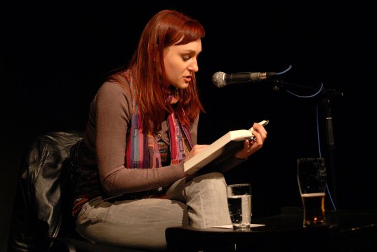 Spisovatelka a kunsthistorička Kateřina Tučková střídavě žije v Brně a Praze, ale minulou neděli předčítala ze své knihy Vyhnání Gerty Schnirch v kopřivnickém Klubu Nora.
FOTO: DAVID MACHÁČEK
