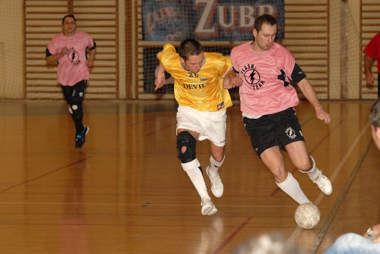 Tým UEFA (u míče) sice v semifinále porazil  zkušený Trappes Devills, na výborně hrající 1. FC Bari však ve finále nestačil.
FOTO: DAVID MACHÁČEK
