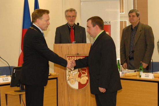 Zastupitel Tomáš Hrnčárek z ČSSD skládá slib do rukou starosty města. Hrnčárek nahradil Rudolfa Babince, který rezignoval.
FOTO: DAVID MACHÁČEK
