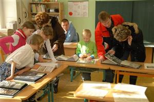 Návštěvníci malotřídní školy v Lubině si prohlížejí alba s historickými fotografiemi. Škola o uplynulém víkendu zahájila rok, kdy oslaví sto deset let své existence.
FOTO: DAVID MACHÁČEK