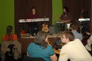 Vašek Lebeda (vlevo) a Tomáš Nováček koncertují v kopřivnické čajovně Mandala. Akusticky zde zahráli svou oblíbenou hudbu, například z repertoáru Pink Floyd.
FOTO: DAVID MACHÁČEK