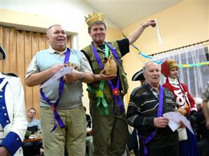 Šťastní vítězové prestižní kategorie slivovice, z nichž první dva bodovali i v kategorii hruškovice. Vítězný Makúch si odnesl i třetí cenu v nestandardu 
FOTO: ILONA MAZALOVÁ