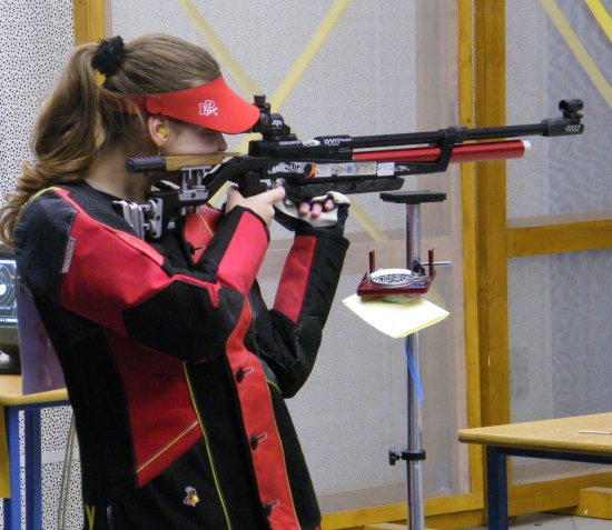 Kopřivnická střelkyně Veronika Vavrošová, nyní již závodící za Plzeň, se dostala mezi desítku oceněných sportovců do 19 let pro rok 2009, které vyhlašoval Moravskoslezský kraj. 
FOTO: ARCHIV