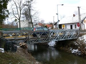 Občané Závišic se obávají, že provizorní lávky přes Sedlničku mohou v případě velké vody fungovat jako špunt. Nový most by měl být dokončen za měsíc a půl. 
FOTO: ILONA MAZALOVÁ