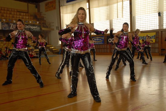 Na dvě stě šedesát tanečnic různých žánrů se minulou sobotu sešlo v Kopřivnici již na druhém ročníku soutěže nazvané Mecheche. Kopřivnickým se dařilo především v kategorii Aerobic. 
FOTO: DAVID MACHÁČEK