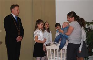 Starosta Josef Jalůvka minulou sobotu přivítal jednatřicet nových občánků Kopřivnice, tento akt byl prvním v letošním roce. Další je plánován na červen.
FOTO: DANA HOĎÁKOVÁ